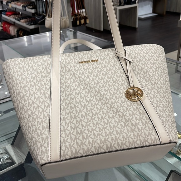 MICHAEL KORS
Pratt Large Signature Logo Tote Shoulder Bag
COLOR LIGHT CREAM
NWT - Picture 9 of 16